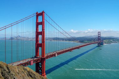 Ünlü Golden Gate Köprüsü. Süspansiyon köprüsü. Yapısı San Francisco, California, Marin County, ABD San Francisco Yarımadası 'nın kuzey ucunda Amerikan şehri bağlar. 