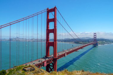 Ünlü Golden Gate Köprüsü. Süspansiyon köprüsü. Yapısı San Francisco, California, Marin County, ABD San Francisco Yarımadası 'nın kuzey ucunda Amerikan şehri bağlar. 