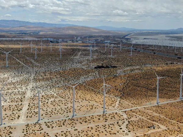 発電する風力タービンの航空写真 パームスプリングスの風力発電所の砂漠に広がる巨大な風力タービンの巨大な配列 カリフォルニア — ストック写真