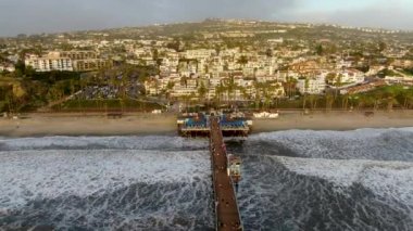 Gün batımından önce plaj ve sahil şeridi ile San Clemente İskelesi havadan görünümü. San Clemente city, Orange County, Kaliforniya, Abd.