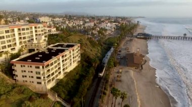 Gün batımından önce San Clemente plajının ve sahil şeridinin havadan görünümü. San Clemente city Orange County, Kaliforniya, ABD. Ünlü yaz seyahat hedef güney batı sahili.