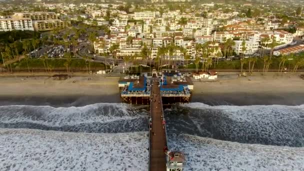 日落前圣克莱门特码头与海滩和海岸线的鸟瞰图 圣克莱门特市在奥兰治县 加利福尼亚州 — 图库视频影像