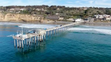 Oşinografi scripps iskele enstitüsü havadan görünümü, La Jolla, San Diego, California, ABD. Araştırma iskelesi okyanus koşulları ve deniz biyolojisi üzerinde çalışmak için kullanılır. Sahilde lüks villa ile İskele.