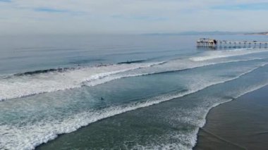 Oşinografi scripps iskele enstitüsü havadan görünümü, La Jolla, San Diego, California, ABD. Araştırma iskelesi okyanus koşulları ve deniz biyolojisi üzerinde çalışmak için kullanılır. Sahilde lüks villa ile İskele.