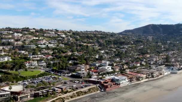 Vista Aérea Costa Jolla Con Bonitas Olas Pequeñas Hermosas Villas — Vídeo de stock