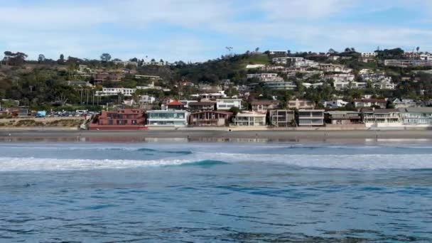 Vista Aérea Costa Jolla Con Bonitas Olas Pequeñas Hermosas Villas — Vídeos de Stock