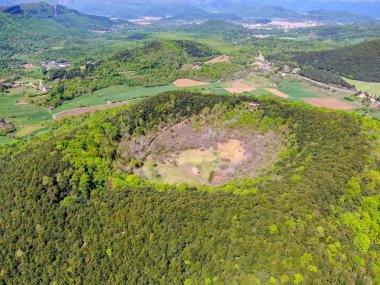 Santa Margarida Yanardağı Garrotxa, Katalonya, Ispanya Comarca içinde tükenmiş bir yanardağ olduğunu. Yanardağ 2 km ve Garrotxa Volkanik Zone Natural Park 682 metre yükseklikte bir çevre vardır