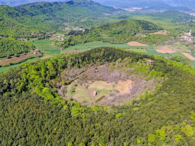 Santa Margarida Yanardağı Garrotxa, Katalonya, Ispanya Comarca içinde tükenmiş bir yanardağ olduğunu. Yanardağ 2 km ve Garrotxa Volkanik Zone Natural Park 682 metre yükseklikte bir çevre vardır