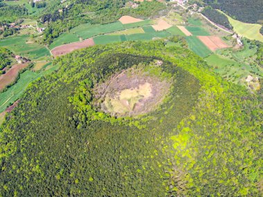 Santa Margarida Yanardağı Garrotxa, Katalonya, Ispanya Comarca içinde tükenmiş bir yanardağ olduğunu. Yanardağ 2 km ve Garrotxa Volkanik Zone Natural Park 682 metre yükseklikte bir çevre vardır