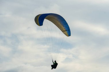 Adam spor yapıyor (para-planör). Bulutlu gökyüzünde bir adam yamaç paraşütü. Paragliding aşırı bir spor ve rekreasyon olduğunu. Torrey Pines Gliderport. San Diego 'da. Kaliforniya, ABD. 