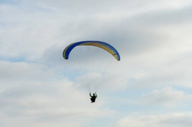 Adam spor yapıyor (para-planör). Bulutlu gökyüzünde bir adam yamaç paraşütü. Paragliding aşırı bir spor ve rekreasyon olduğunu. Torrey Pines Gliderport. San Diego 'da. Kaliforniya, ABD. 