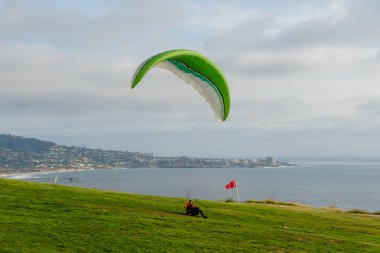 Adam spor yapıyor (para-planör). Bulutlu gökyüzünde bir adam yamaç paraşütü. Paragliding aşırı bir spor ve rekreasyon olduğunu. Torrey Pines Gliderport. San Diego 'da. Kaliforniya, ABD. 