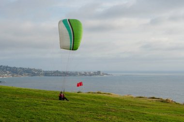 Adam spor yapıyor (para-planör). Bulutlu gökyüzünde bir adam yamaç paraşütü. Paragliding aşırı bir spor ve rekreasyon olduğunu. Torrey Pines Gliderport. San Diego 'da. Kaliforniya, ABD. 