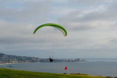 Adam spor yapıyor (para-planör). Bulutlu gökyüzünde bir adam yamaç paraşütü. Paragliding aşırı bir spor ve rekreasyon olduğunu. Torrey Pines Gliderport. San Diego 'da. Kaliforniya, ABD. 