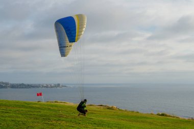 Adam spor yapıyor (para-planör). Bulutlu gökyüzünde bir adam yamaç paraşütü. Paragliding aşırı bir spor ve rekreasyon olduğunu. Torrey Pines Gliderport. San Diego 'da. Kaliforniya, ABD. 