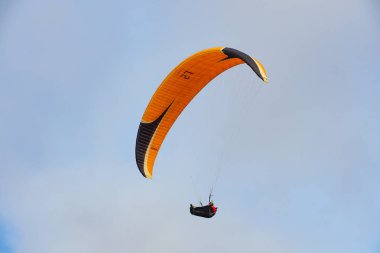 Adam spor yapıyor (para-planör). Bulutlu gökyüzünde bir adam yamaç paraşütü. Paragliding aşırı bir spor ve rekreasyon olduğunu. Torrey Pines Gliderport. San Diego 'da. Kaliforniya, ABD. 