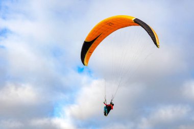 Adam spor yapıyor (para-planör). Bulutlu gökyüzünde bir adam yamaç paraşütü. Paragliding aşırı bir spor ve rekreasyon olduğunu. Torrey Pines Gliderport. San Diego 'da. Kaliforniya, ABD. 
