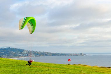 Adam spor yapıyor (para-planör). Bulutlu gökyüzünde bir adam yamaç paraşütü. Paragliding aşırı bir spor ve rekreasyon olduğunu. Torrey Pines Gliderport. San Diego 'da. Kaliforniya, ABD. 