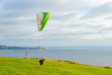 Adam spor yapıyor (para-planör). Bulutlu gökyüzünde bir adam yamaç paraşütü. Paragliding aşırı bir spor ve rekreasyon olduğunu. Torrey Pines Gliderport. San Diego 'da. Kaliforniya, ABD. 