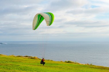 Adam spor yapıyor (para-planör). Bulutlu gökyüzünde bir adam yamaç paraşütü. Paragliding aşırı bir spor ve rekreasyon olduğunu. Torrey Pines Gliderport. San Diego 'da. Kaliforniya, ABD. 