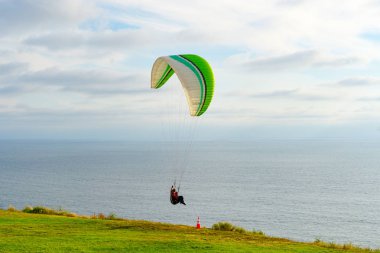 Adam spor yapıyor (para-planör). Bulutlu gökyüzünde bir adam yamaç paraşütü. Paragliding aşırı bir spor ve rekreasyon olduğunu. Torrey Pines Gliderport. San Diego 'da. Kaliforniya, ABD. 