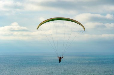 Adam spor yapıyor (para-planör). Bulutlu gökyüzünde bir adam yamaç paraşütü. Paragliding aşırı bir spor ve rekreasyon olduğunu. Torrey Pines Gliderport. San Diego 'da. Kaliforniya, ABD. 