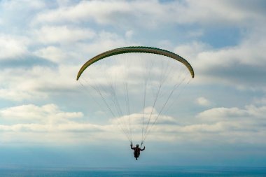 Adam spor yapıyor (para-planör). Bulutlu gökyüzünde bir adam yamaç paraşütü. Paragliding aşırı bir spor ve rekreasyon olduğunu. Torrey Pines Gliderport. San Diego 'da. Kaliforniya, ABD. 