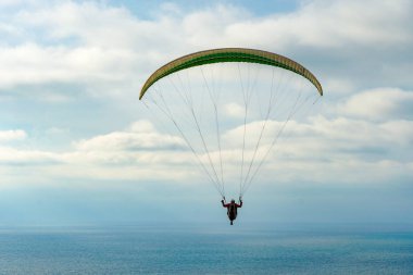 Adam spor yapıyor (para-planör). Bulutlu gökyüzünde bir adam yamaç paraşütü. Paragliding aşırı bir spor ve rekreasyon olduğunu. Torrey Pines Gliderport. San Diego 'da. Kaliforniya, ABD. 