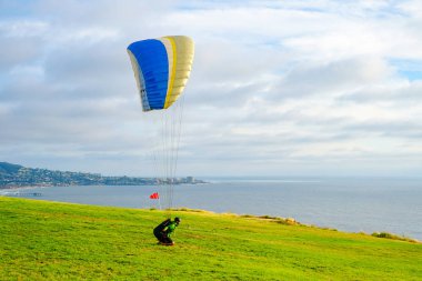 Adam spor yapıyor (para-planör). Bulutlu gökyüzünde bir adam yamaç paraşütü. Paragliding aşırı bir spor ve rekreasyon olduğunu. Torrey Pines Gliderport. San Diego 'da. Kaliforniya, ABD. 
