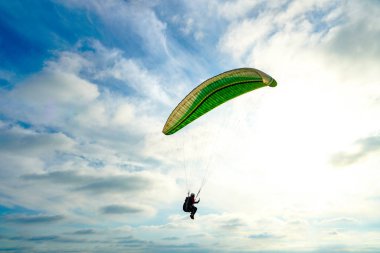 Adam spor yapıyor (para-planör). Bulutlu gökyüzünde bir adam yamaç paraşütü. Paragliding aşırı bir spor ve rekreasyon olduğunu. Torrey Pines Gliderport. San Diego 'da. Kaliforniya, ABD. 
