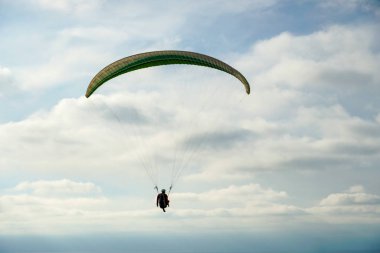 Adam spor yapıyor (para-planör). Bulutlu gökyüzünde bir adam yamaç paraşütü. Paragliding aşırı bir spor ve rekreasyon olduğunu. Torrey Pines Gliderport. San Diego 'da. Kaliforniya, ABD. 