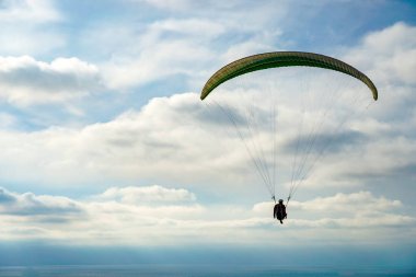 Adam spor yapıyor (para-planör). Bulutlu gökyüzünde bir adam yamaç paraşütü. Paragliding aşırı bir spor ve rekreasyon olduğunu. Torrey Pines Gliderport. San Diego 'da. Kaliforniya, ABD. 