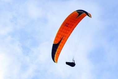 Adam spor yapıyor (para-planör). Bulutlu gökyüzünde bir adam yamaç paraşütü. Paragliding aşırı bir spor ve rekreasyon olduğunu. Torrey Pines Gliderport. San Diego 'da. Kaliforniya, ABD. 