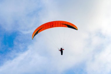 Adam spor yapıyor (para-planör). Bulutlu gökyüzünde bir adam yamaç paraşütü. Paragliding aşırı bir spor ve rekreasyon olduğunu. Torrey Pines Gliderport. San Diego 'da. Kaliforniya, ABD. 