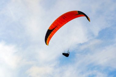 Adam spor yapıyor (para-planör). Bulutlu gökyüzünde bir adam yamaç paraşütü. Paragliding aşırı bir spor ve rekreasyon olduğunu. Torrey Pines Gliderport. San Diego 'da. Kaliforniya, ABD. 