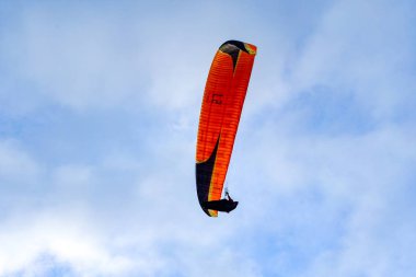 Adam spor yapıyor (para-planör). Bulutlu gökyüzünde bir adam yamaç paraşütü. Paragliding aşırı bir spor ve rekreasyon olduğunu. Torrey Pines Gliderport. San Diego 'da. Kaliforniya, ABD. 