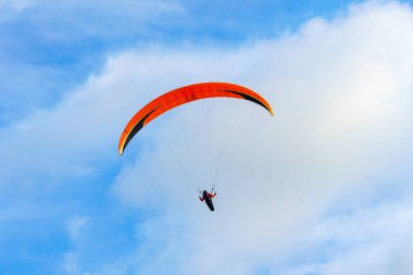 Adam spor yapıyor (para-planör). Bulutlu gökyüzünde bir adam yamaç paraşütü. Paragliding aşırı bir spor ve rekreasyon olduğunu. Torrey Pines Gliderport. San Diego 'da. Kaliforniya, ABD. 