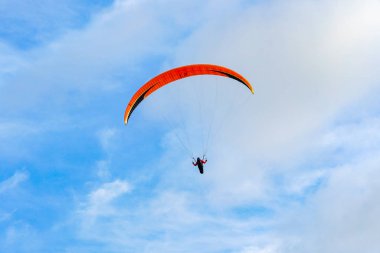 Adam spor yapıyor (para-planör). Bulutlu gökyüzünde bir adam yamaç paraşütü. Paragliding aşırı bir spor ve rekreasyon olduğunu. Torrey Pines Gliderport. San Diego 'da. Kaliforniya, ABD. 