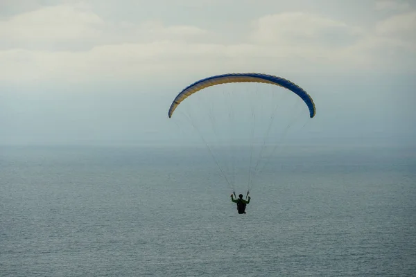 Hombre Haciendo Deporte Para Planeador Hombre Parapente Cielo Nublado Parapente —  Fotos de Stock