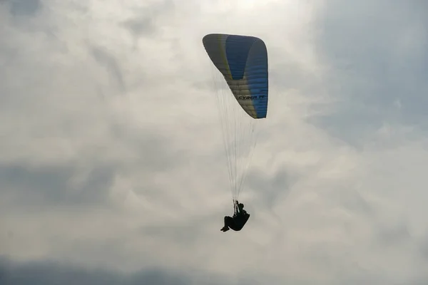 Man Doing Sport Para Glider Man Paragliding Clouded Sky Paragliding — Stock Photo, Image