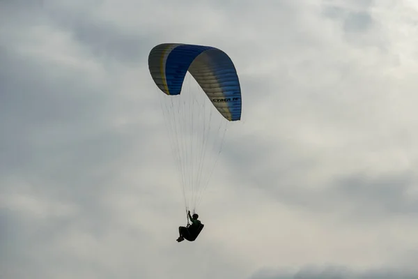 Человек Занимается Спортом Пара Планер Человек Летящий Параплане Облачном Небе — стоковое фото