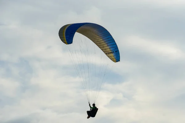 Homem Fazendo Esporte Paraplanador Homem Parapente Céu Nublado Parapente Esporte — Fotografia de Stock