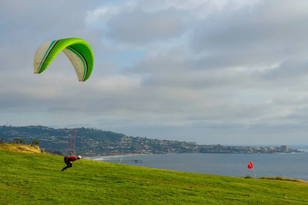 Adam spor yapıyor (para-planör). Bulutlu gökyüzünde bir adam yamaç paraşütü. Paragliding aşırı bir spor ve rekreasyon olduğunu. Torrey Pines Gliderport. San Diego 'da. Kaliforniya, ABD. 