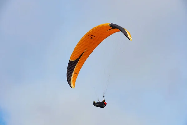 Man Doing Sport Para Glider Man Paragliding Clouded Sky Paragliding — Stock Photo, Image