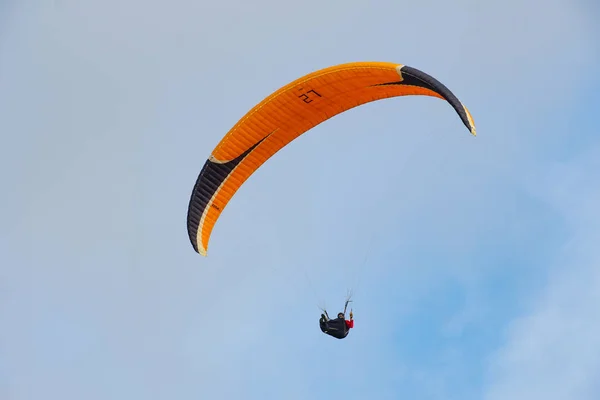 Hombre Haciendo Deporte Para Planeador Hombre Parapente Cielo Nublado Parapente — Foto de Stock