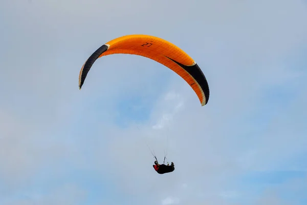 Mann Beim Sport Gleitschirm Gleitschirmflieger Bewölkten Himmel Gleitschirmfliegen Ist Ein — Stockfoto