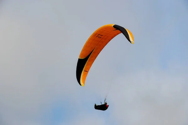 Mann Beim Sport Gleitschirm Gleitschirmflieger Bewölkten Himmel Gleitschirmfliegen Ist Ein — Stockfoto