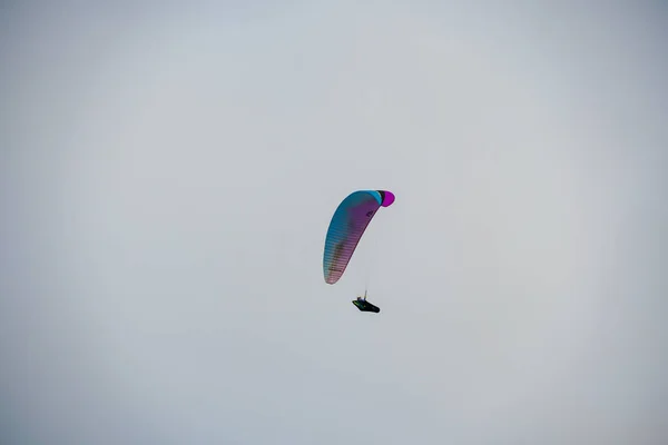 Uomo Che Sport Para Aliante Uomo Parapendio Nel Cielo Nuvoloso — Foto Stock