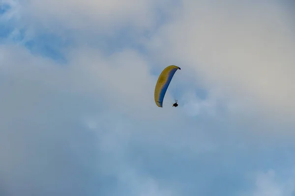 Homem Fazendo Esporte Paraplanador Homem Parapente Céu Nublado Parapente Esporte — Fotografia de Stock