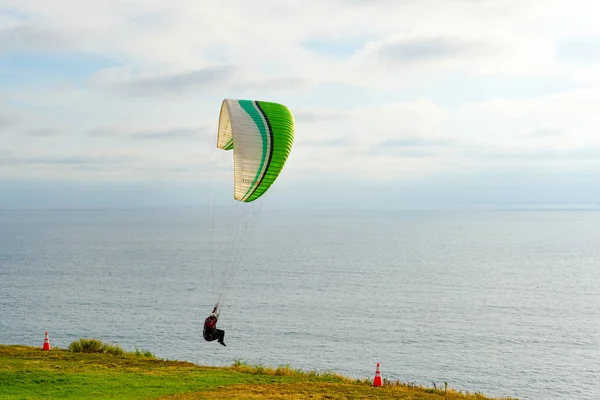 Hombre Haciendo Deporte Para Planeador Hombre Parapente Cielo Nublado Parapente —  Fotos de Stock